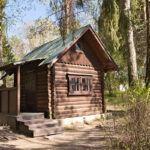 Vivere in una casetta di legno prefabbricata praticità, contatto con la natura e fascino rustico