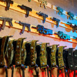 Ingrosso di repliche di pistole storiche non funzionanti per negozi di souvenir a Rimini oltre il turismo balneare